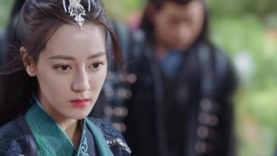 与君初相识|《与君初相识》开播，拿下榜单冠军，名声大火，连看4集太上头