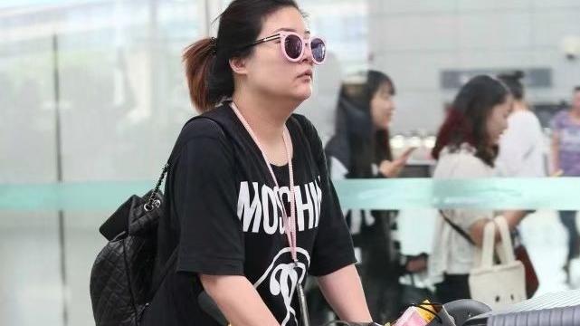 大张伟|大张伟老婆真有福相！一身大牌上身霸气下身小女人，大饼脸很旺夫