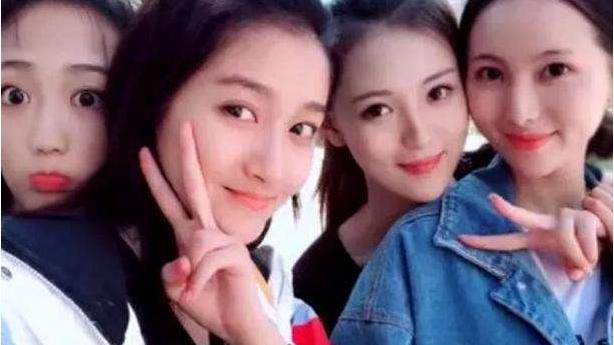 宿舍|关晓彤说自己“全宿舍最丑”，本觉是谦虚，看到合照：神仙宿舍