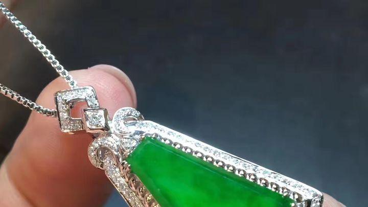 翡翠|翡翠有“三十六水，七十二豆（绿），一百零八蓝”之说