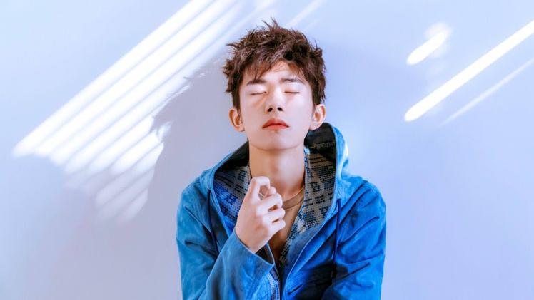 易烊千玺|从被冷眼相待，到如今却成了顶流，易烊千玺艰辛的逆袭之路