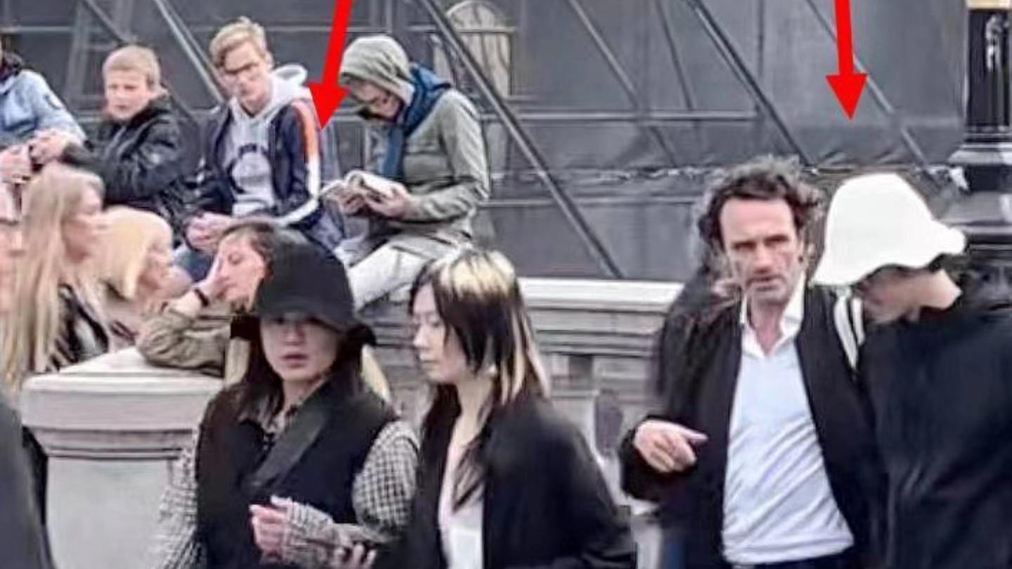 梅婷|47岁梅婷在国外酒吧被偶遇，素颜打扮气质优雅，不戴口罩生活惬意