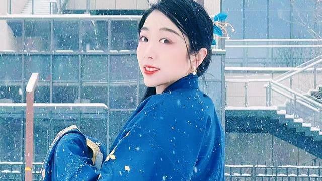 |晚上8点！隋文静晒汉服照真漂亮，韩聪哥拍摄冻坏了双手！