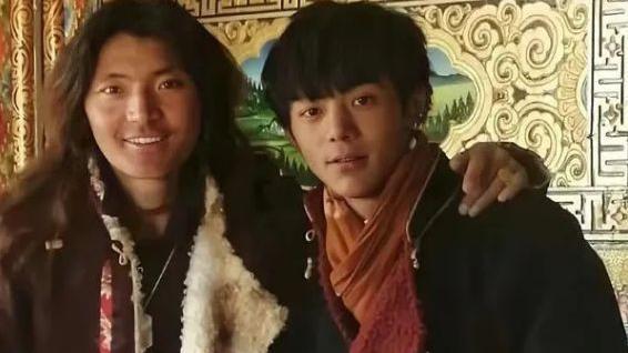 郑伊健|丁真舅舅疑似出轨，把多名女粉丝带回名宿，曾因酷似郑伊健走红