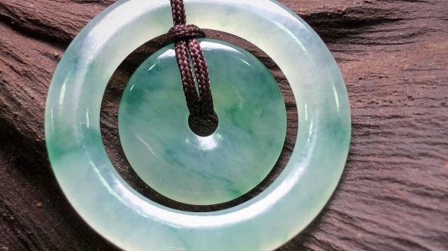 翡翠|染色的翡翠饰品很多，如何有效的进行辨别？是所有人关心的事