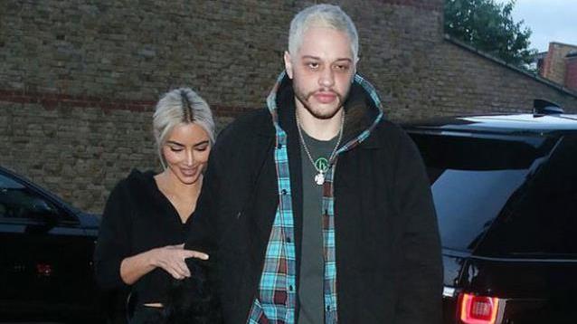 金·卡戴珊|金卡戴珊与小13岁男友约会！挽着胳膊满脸幸福，男友黑眼圈明显