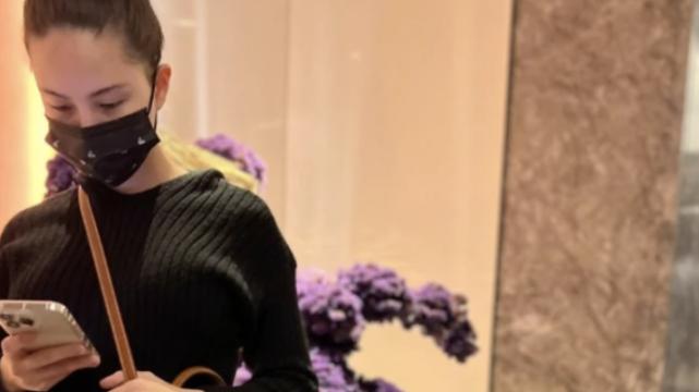 昆凌|昆凌罕晒夫妻甜蜜合照，巧遮孕肚皮肤白皙，周杰伦凑头合影笑容藏不住