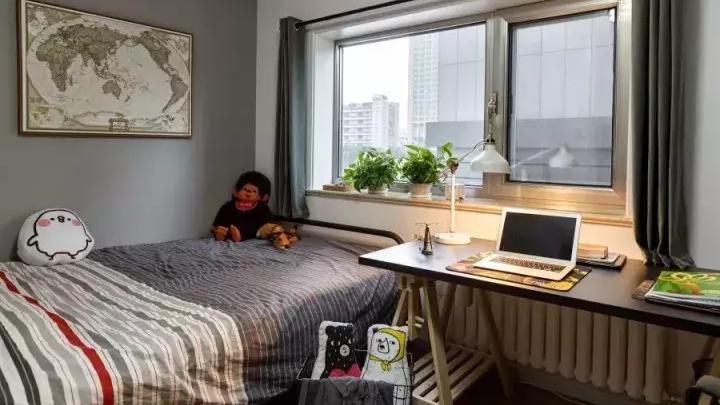 76平二居室，不规则玄关打造成展区，厨房开放式格局很独特