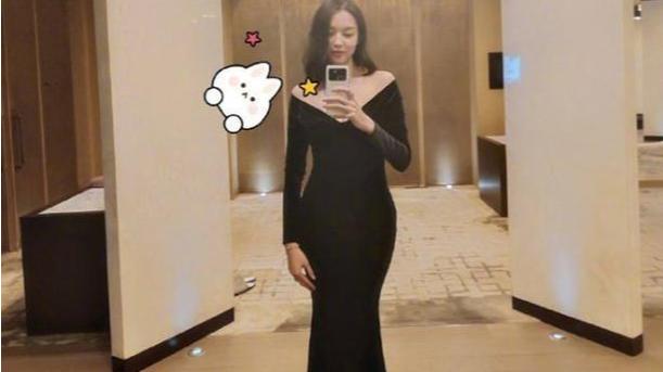 张梓琳|张梓琳高调秀恩爱！穿健美裤滑板显九头身比例，帅气老公甘当配角