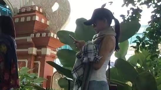 穿衣搭配 林心如同父异母的妹妹曝光，简单清新穿搭少女感十足，颜值好高