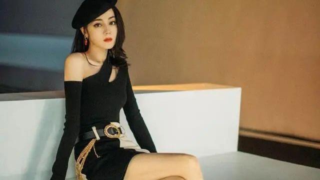 迪丽热巴|迪丽热巴厉害了，穿“一分裙”还配靴子，显得腿又长又细！