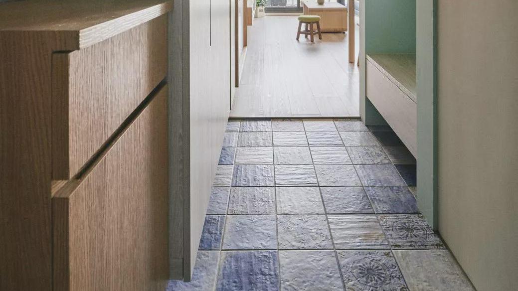 74平的原木风小户型，开放布局的客厅和书房真好看