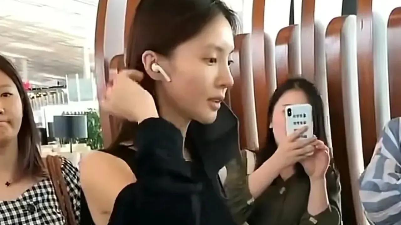 金晨|被路人拍到的金晨素颜照惊到，瘦得像竹杠，巫婆鼻太显眼