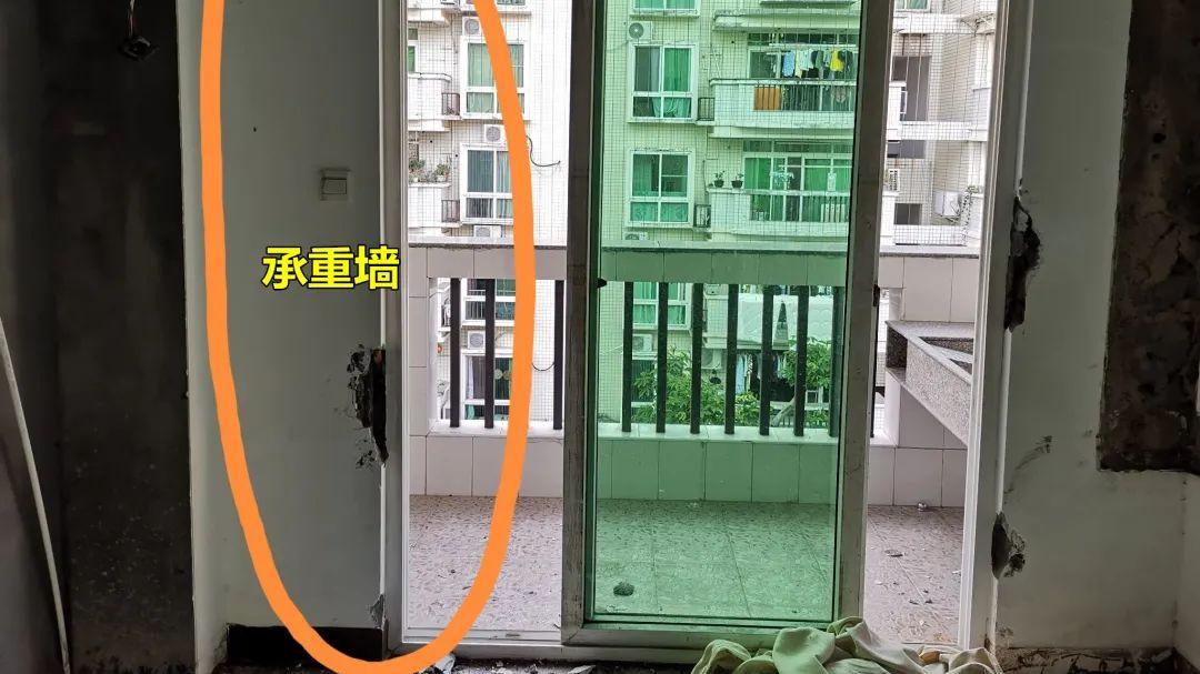 儿童房的阳台打通，不包进室内，砌地台变成“小套房”，功能增多