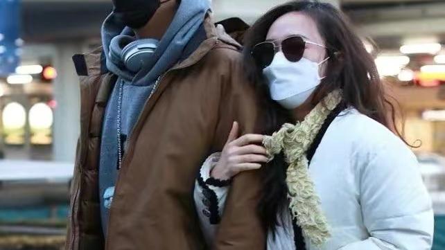 谭松韵|霍思燕好被动！主动挎着杜江胳膊不舍得撒手，杜江一脸高冷显冷漠