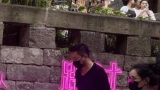 汪小菲|汪小菲「穿情侣鞋」伴游张颖颖！挨亏紧咬大S：报复性热搜