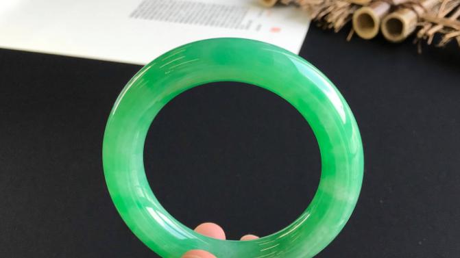 翡翠手镯|某女子买了两块翡翠手镯，价格还不到两千块钱，你说这是真的吗？