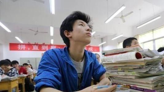 |公务员已经不吃香了，这2个职业比公务员还要吃香，考上就是赚到