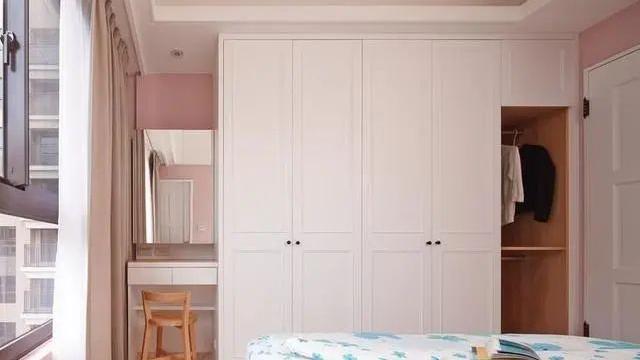 衣柜选平开门好还是推拉门？我家装错了，老婆揪着我耳朵骂！