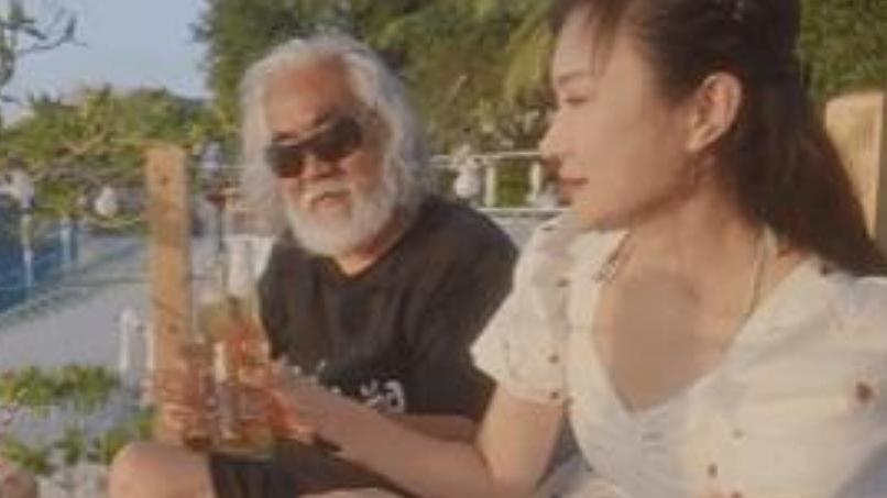 张纪中|张纪中夫妻外出度假，杜星霖身穿低领裙大玩性感，对丈夫甜蜜投喂