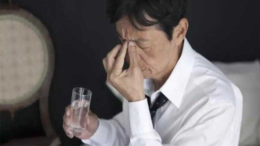 |关灯玩手机，可能给眼睛带来3个伤害，3种健康玩手机方式不妨看看