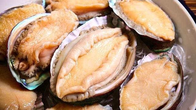 鲍鱼|不管有钱没钱，年夜饭别寒酸，这6种海鲜别错过，好吃营养还不贵
