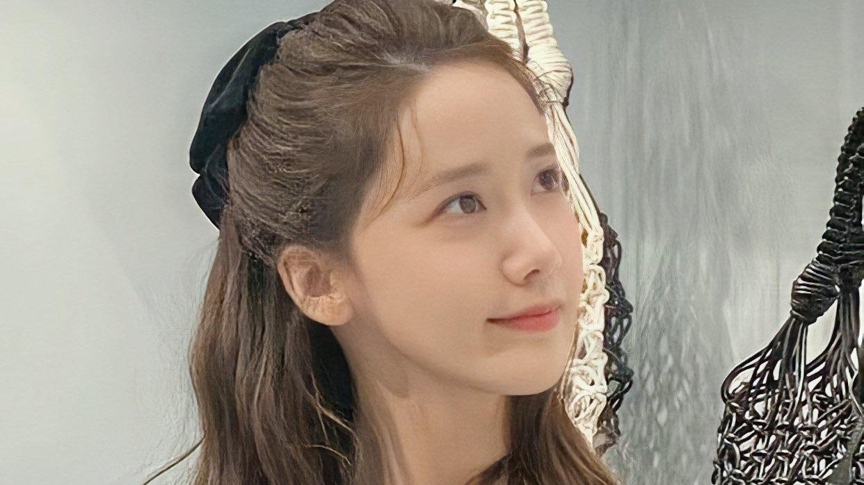 少女时代|少女时代允儿乖巧的模样，波浪卷发精致容颜，难道允儿不会变老？