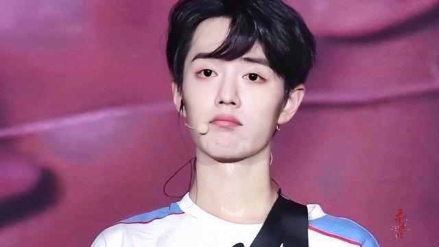 肖战|肖战登上《重庆工商大学》校史馆，6字介绍很简洁，肖战值得