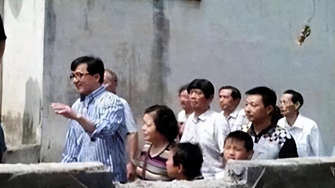 成龙|2013年，成龙回安徽老家认祖归宗，却只在穷大哥家逗留了十多分钟