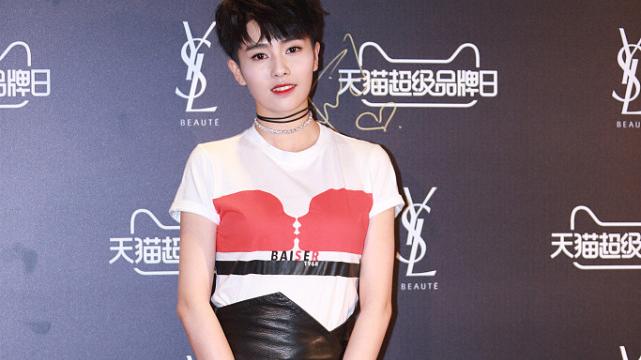 t恤 白鹿梳起短发真是大变样！不咋温柔但帅了不少，穿T恤配皮裙好靓