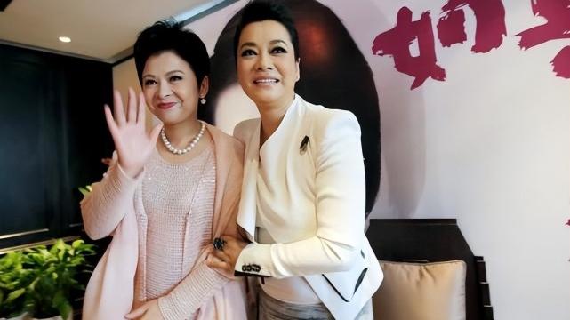 穿衣搭配 董文华还没老，穿粉裙温婉贵气，不像毛阿敏打扮中性没女人味