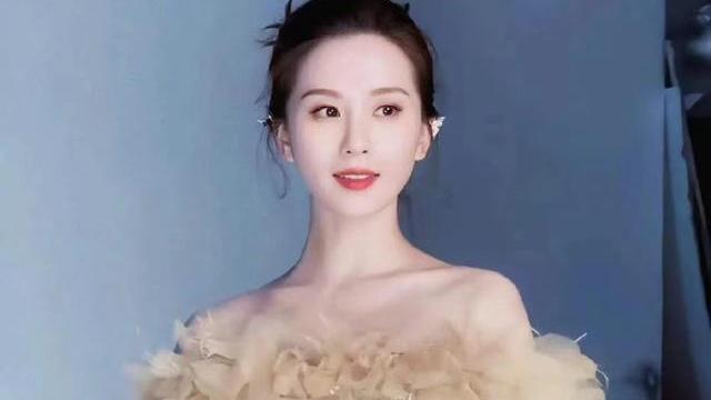 刘诗诗|刘诗诗不愧是85后的气质女王，穿鎏金裙冷艳高贵，一字肩像P过图