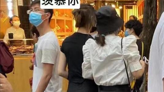 章子怡|章子怡罕见携继女在成都游玩