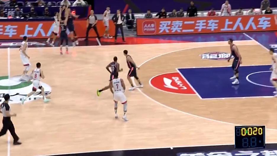 湖人队|大哥砸扣想给对方教训，无奈陈盈君超远太犀利，梅森比他更残暴