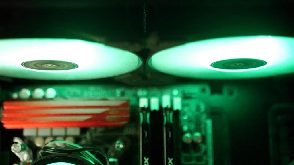 苹果|大水牛的海神240水冷散热器，炫彩的灯效，稳定的散热能力