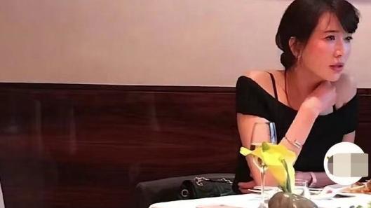 林志玲|林志玲伦敦被偶遇，日本老公不在身旁，穿露肩紧身裙大秀好身材