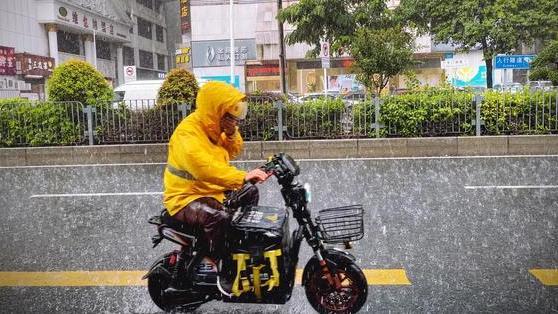 外卖小哥|男子白天太忙想夜钓，雇外卖小哥先去河边打窝，网友：有钱人任性