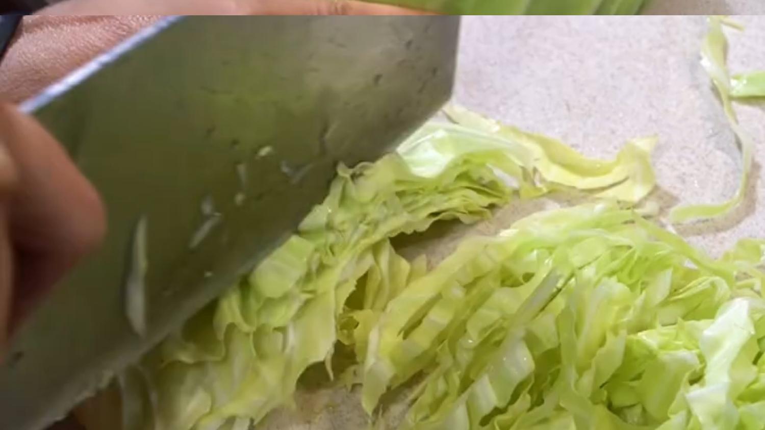 食材|包菜炒粉丝，做法简单易学，好吃又下饭，感兴趣的朋友快来试试吧