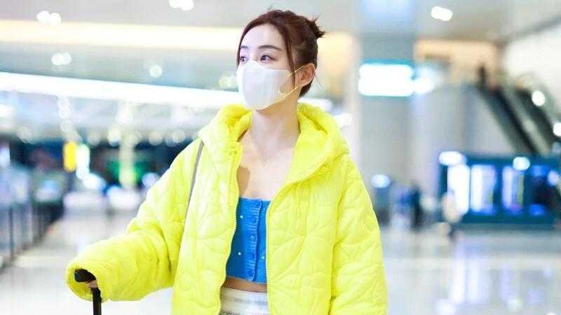 袁姗姗|袁姗姗走机场真敢穿，穿抹胸针织衫配羽绒服，为秀身材太拼了