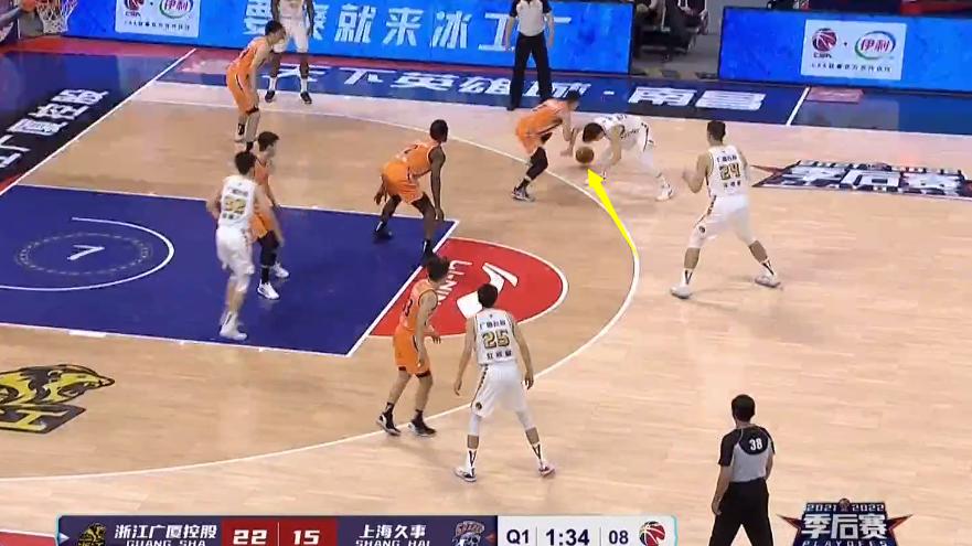 浙江广厦控股队|15分大胜上海，浙江广厦后卫却被吐槽：打野球都不配，怎么还留着