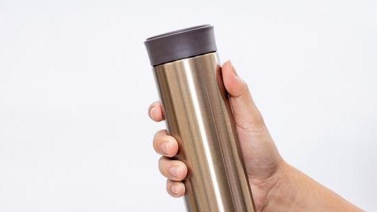 央视曝光“毒保温杯”！热水可变“毒水”，家长们要注意了