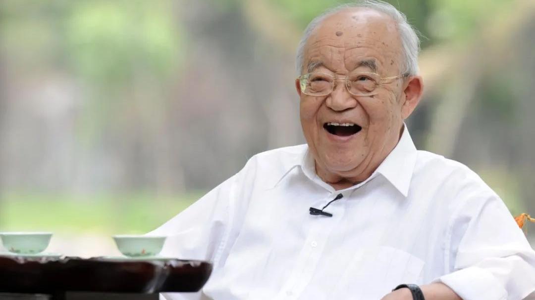 刘亦菲|乔羽告别仪式，市民在门口排长龙悼念，87岁谷建芬拄拐送别