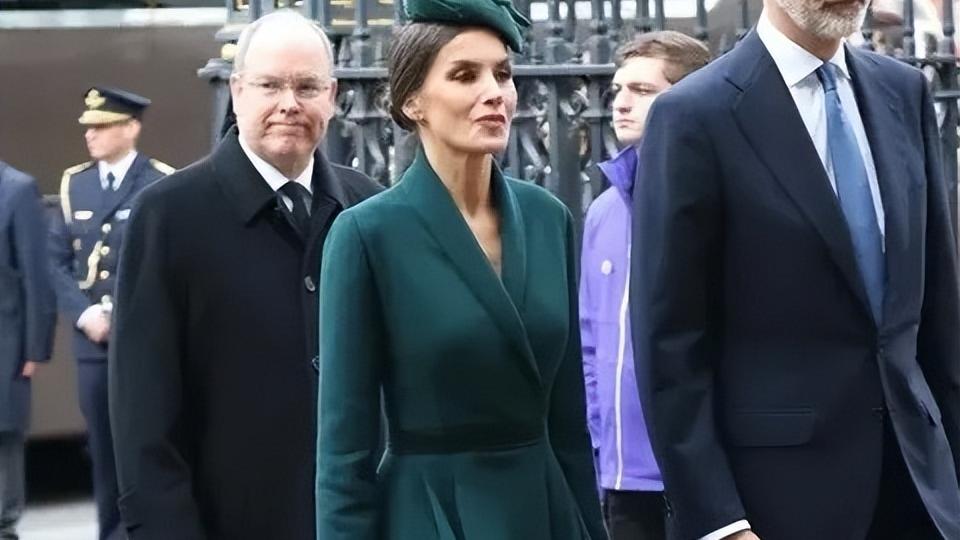 追悼会|95岁英国女王患新冠后现身追悼会，面容憔悴身形佝偻，凯特状态佳