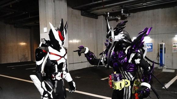 |genm外传公开新骑士剪影，头部和灭亡迅雷相似，明年预定了？