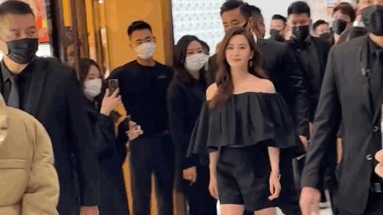 刘诗诗|刘诗诗现身商场引围观！鞋跟太高令人担忧，走路脚背绷成一条直线