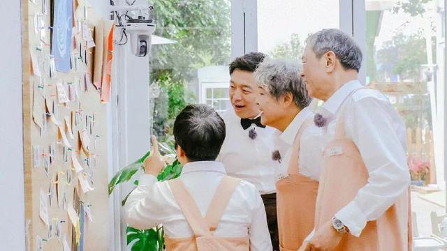 黄渤|黄渤希望父亲能再打自己一顿，知道原因后让人落泪