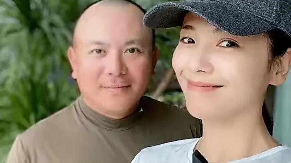 刘涛|刘涛片场闷闷不乐刷手机，路透照身材臃肿脸部发福，心事重显憔悴