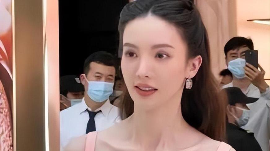 防晒 金晨近照脸颊凹陷，瘦成纸片人，带妆也遮不住憔悴状态