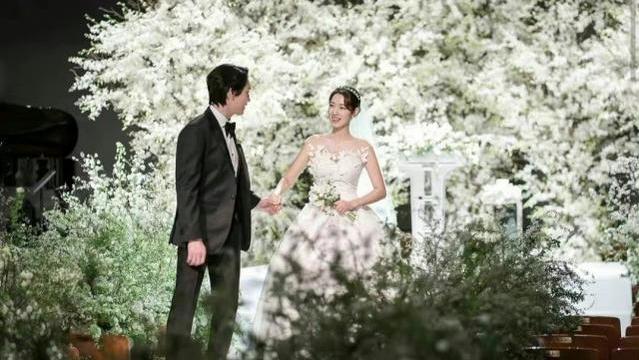 张雨绮|朴信惠待产老公陪度蜜月，穿休闲宽松服难掩大肚，网友：嫁给爱情