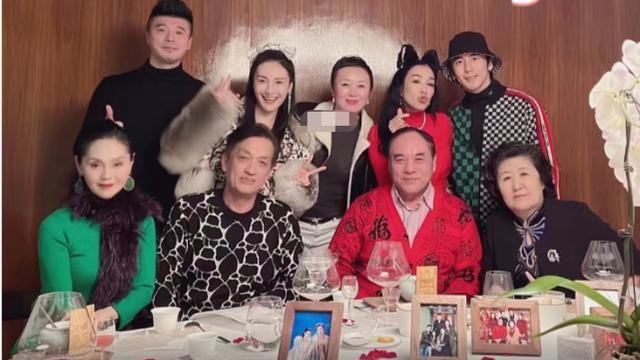 钟丽缇|钟丽缇陪公婆过节，在众长辈面前亲吻老公，公婆一脸憨笑看害羞